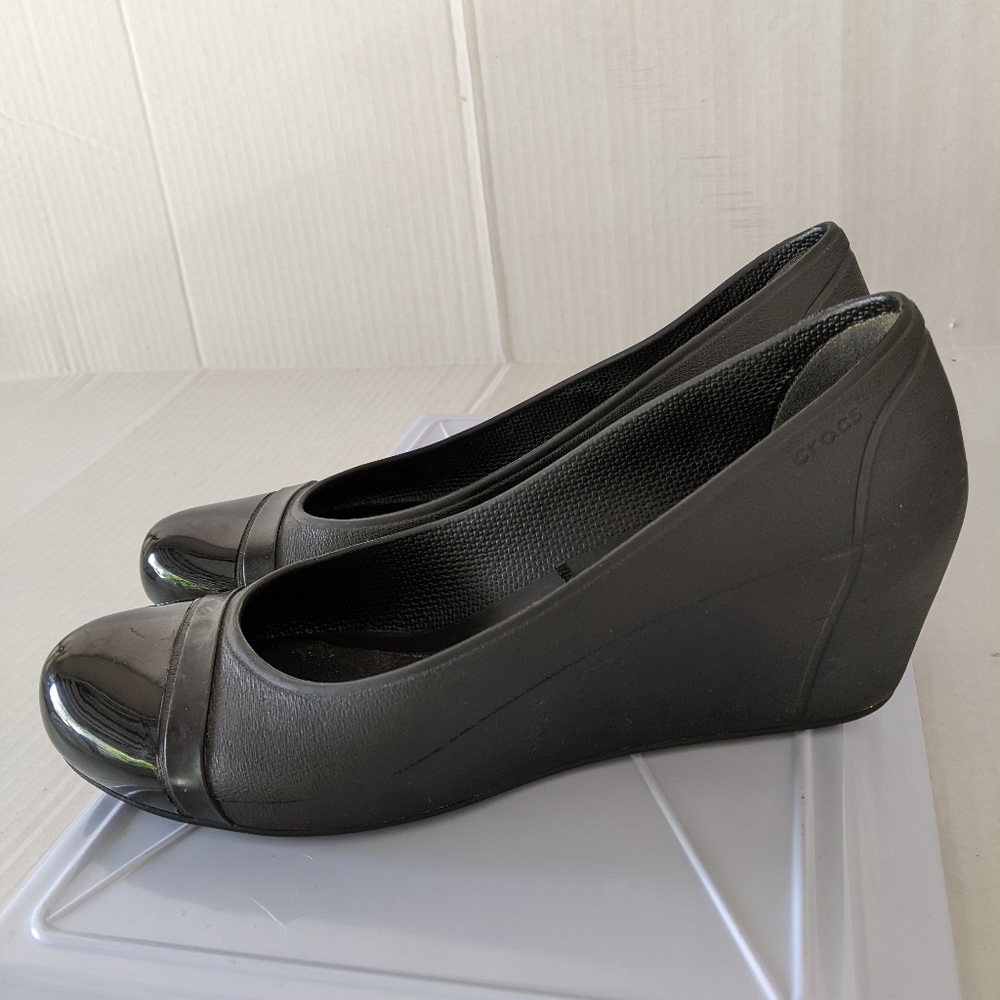 CROCS women's black patent toe platform shoes in size 10